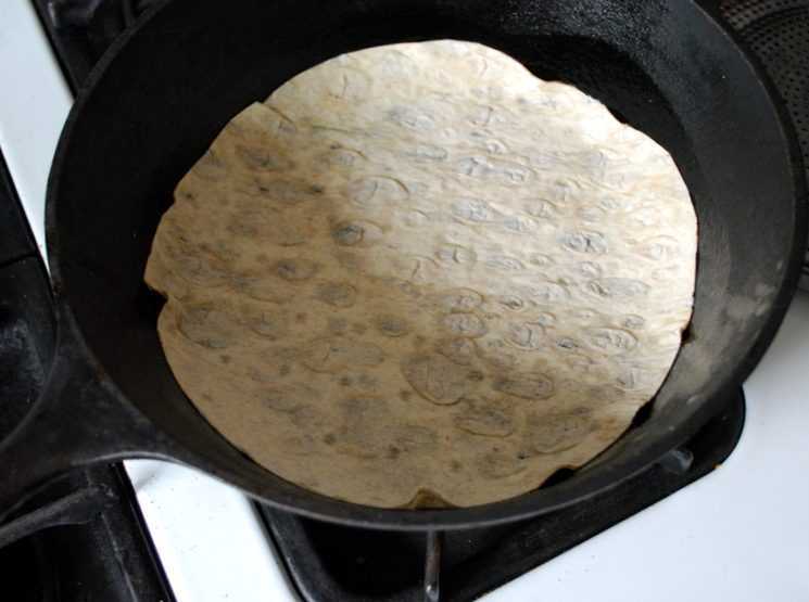 Тесто для лаваша на сковороде. Приготовление лаваша. Армянский тонкий лаваш на сковороде. Печь для приготовления тонких лавашей. Тесто для лаваша.
