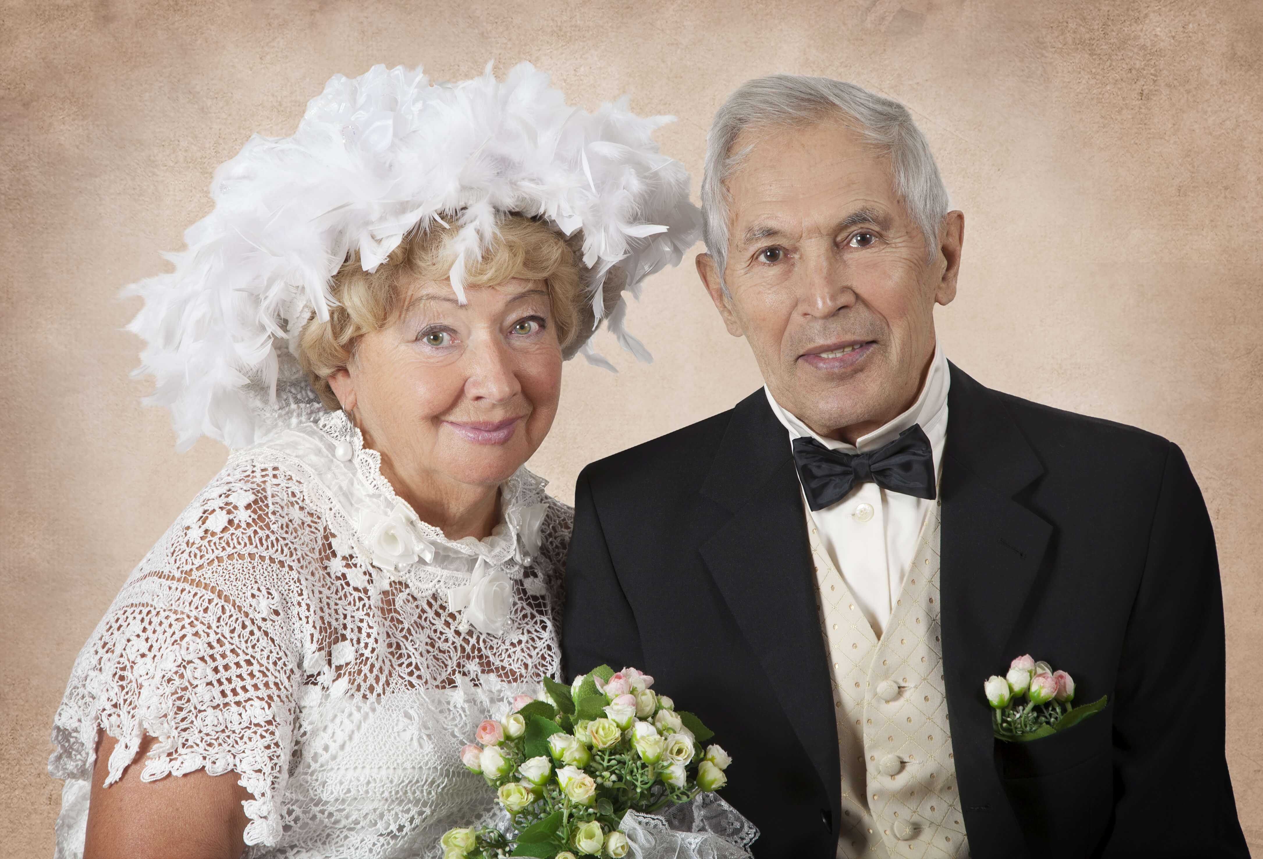 70 лет свадьбы — какая годовщина, что дарить юбилярам