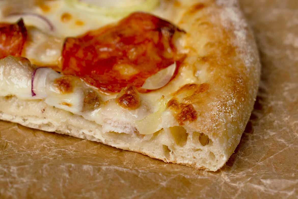 Рецепт теста для пиццы классический итальянский. Тесто для пиццы. Слоеное тесто для пиццы. Тонкое хрустящее тесто для пиццы. Пицца из дрожжевого теста.
