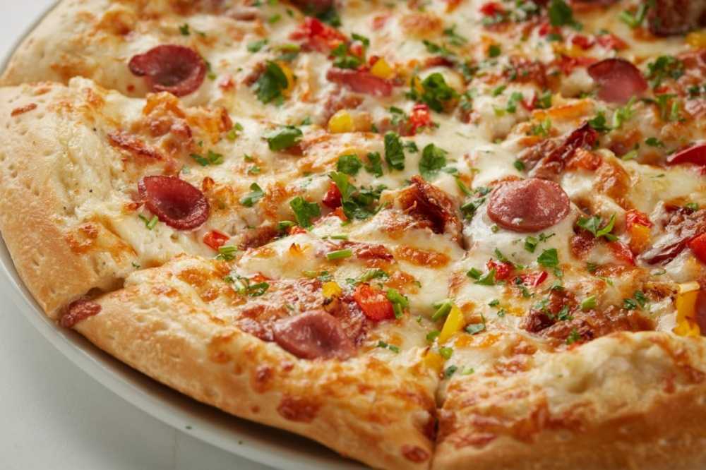 Что нужно для домашней пиццы. "Пицца". Вкусная пицца. Приготовление домашней пиццы. Пицца домашняя в пиццерии.