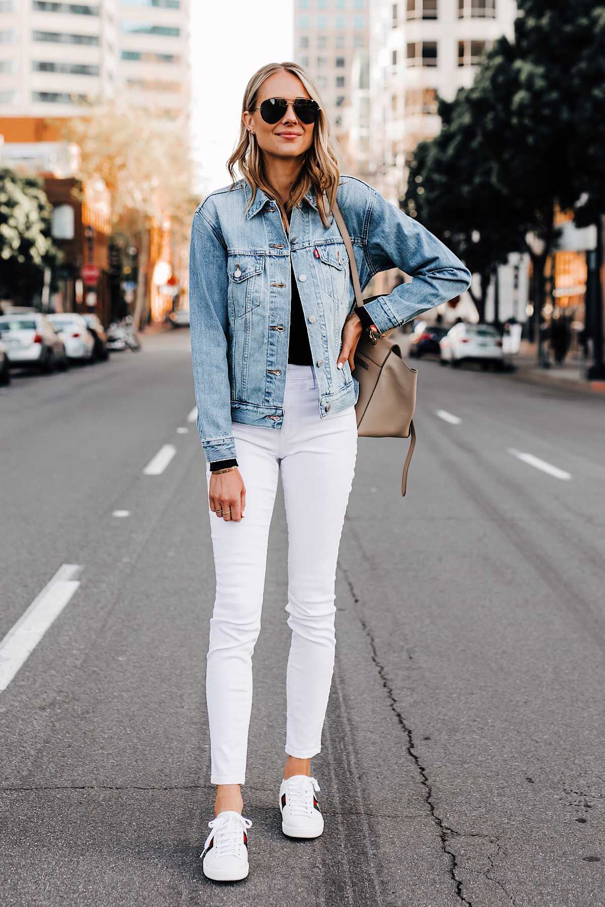 джинсы кроссовки и пиджак женский фото