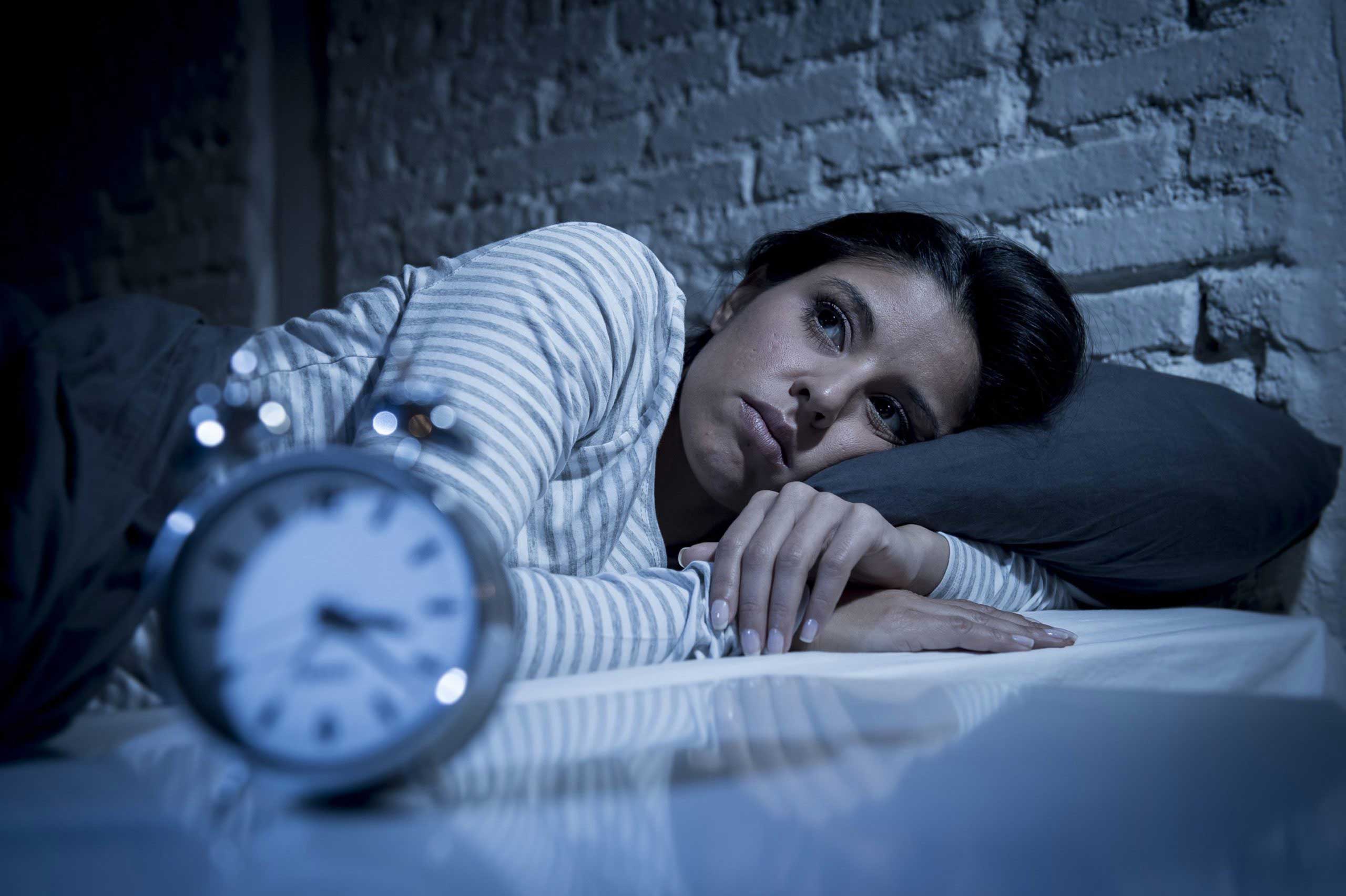 Если вы спите 8 часов, рекомендованные сомнологами, но все равно ощущаете, что не высыпаетесь, а утренняя разбитость – ваш частый спутник, попробуйте избавиться от неочевидных причин плохого сна