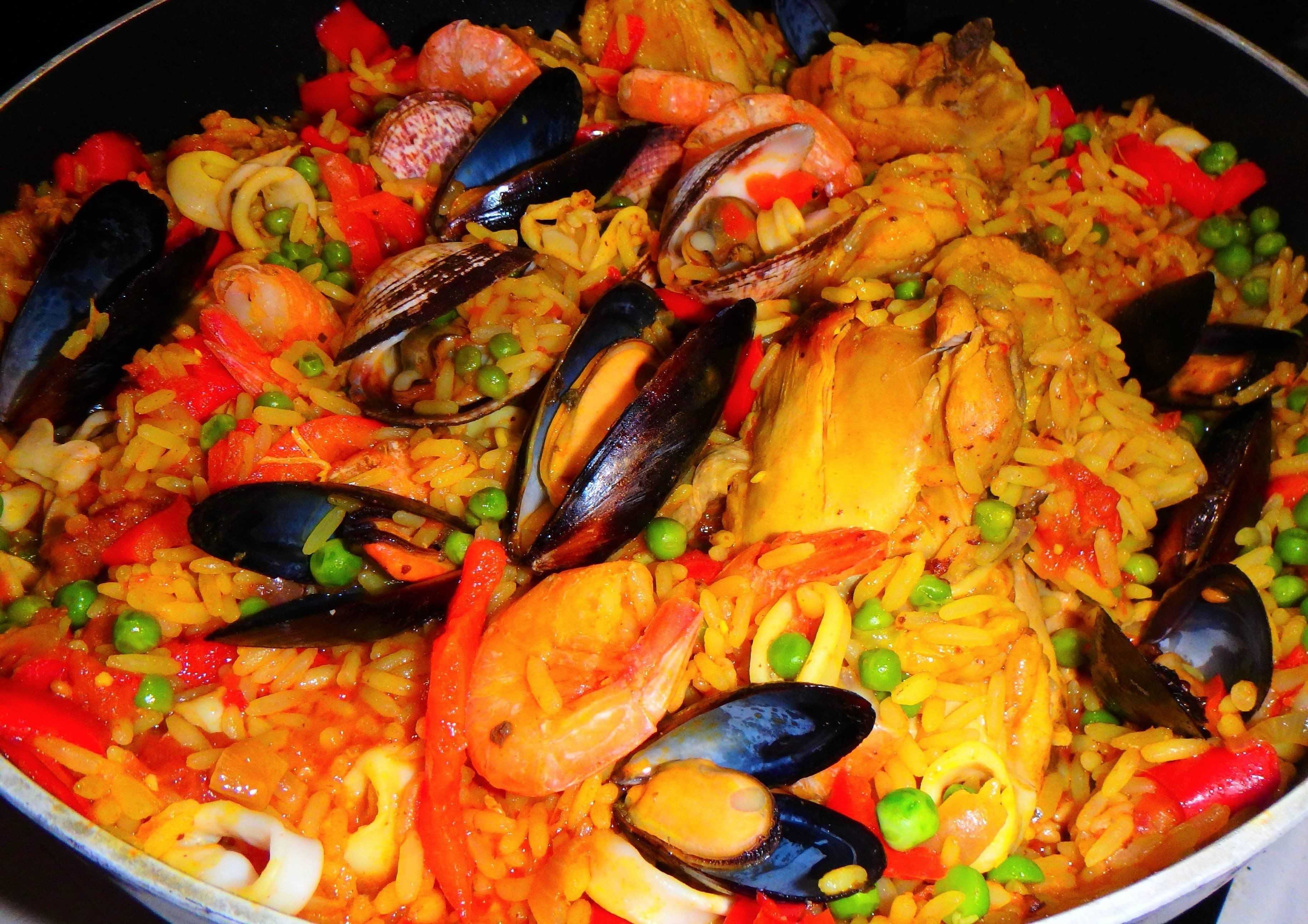 Паэлья с морепродуктами по классическому испанскому рецепту