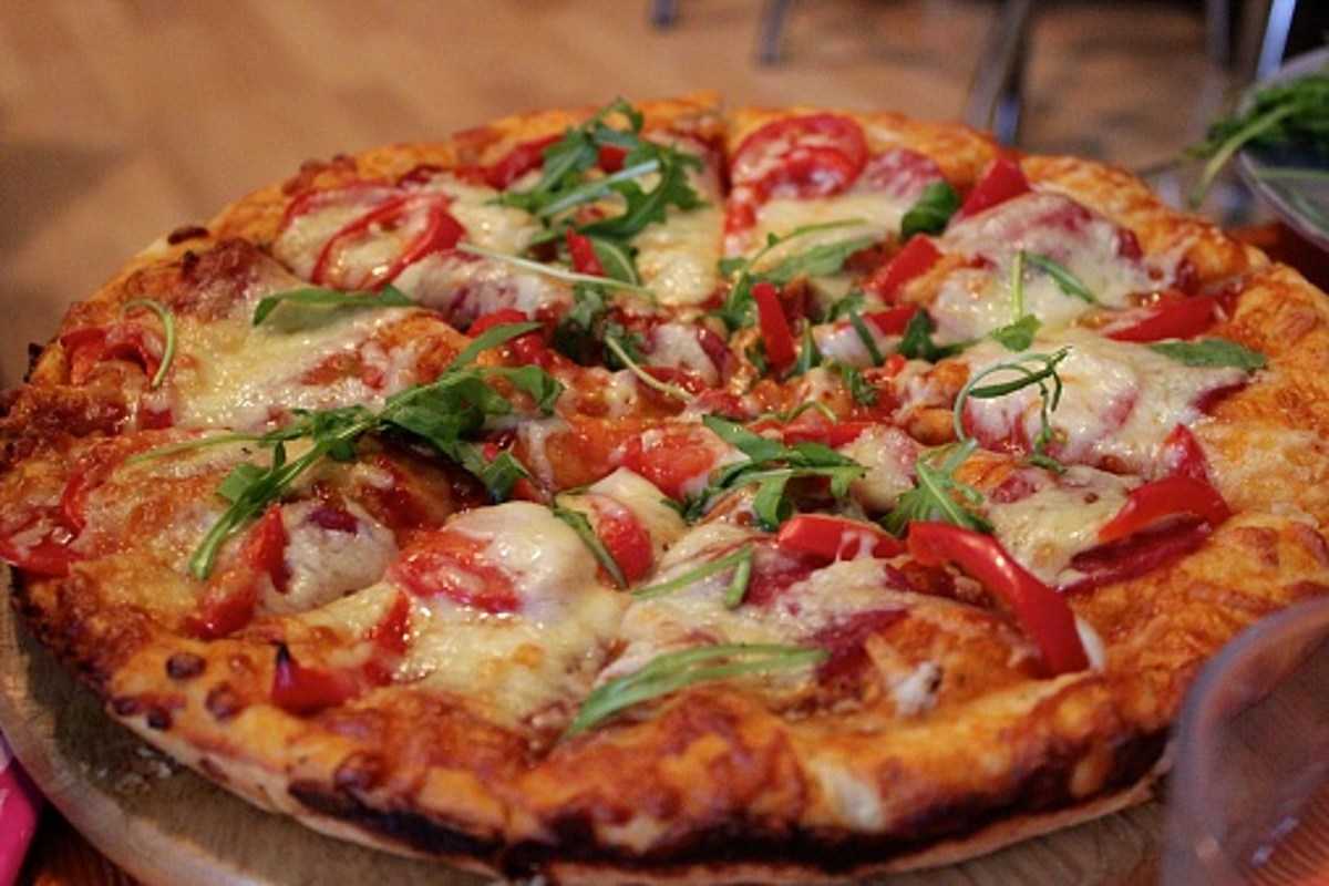 тонкая вкусная пицца в духовке (120) фото