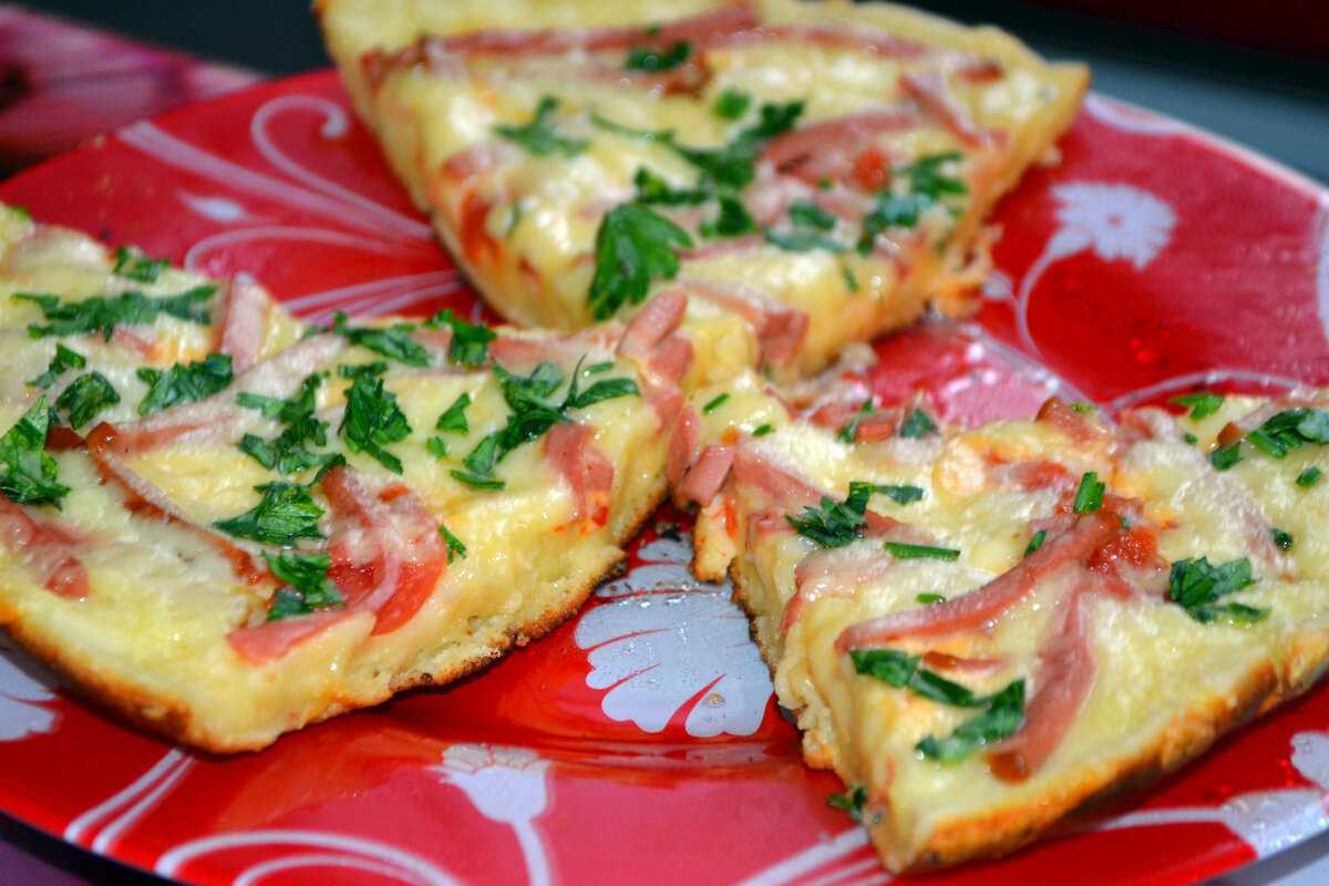 рецепт пиццы домашней в духовке с колбасой и сыром и помидорами фото 108