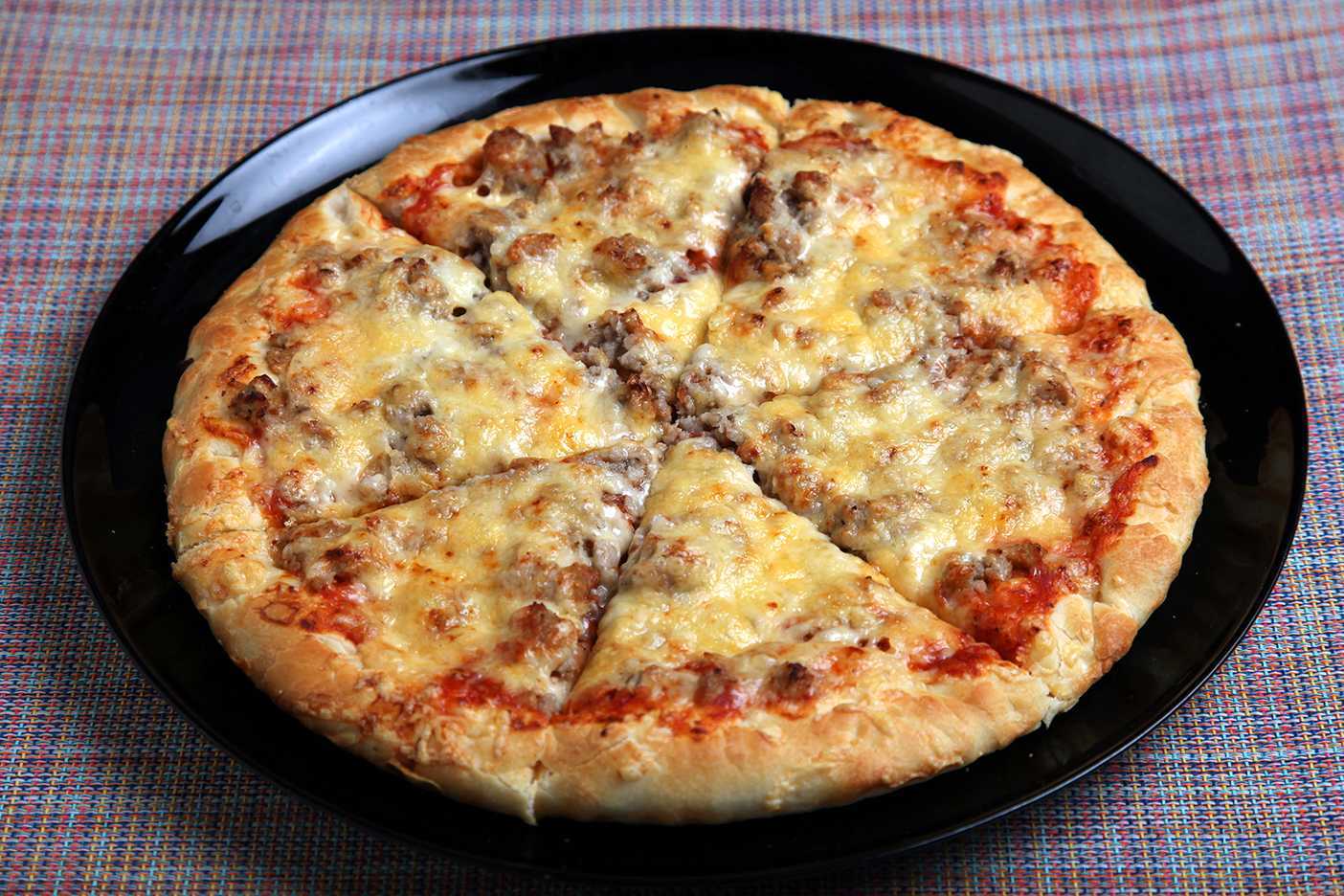 Пицца с фаршем – аппетитное сытное блюдо, которое отлично подходит для любого приема пищи или праздничного стола Она готовится быстро, с использованием дополнительных ароматных компонентов