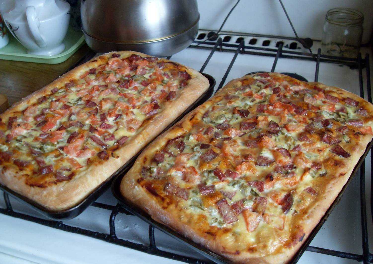 Реальный домашний рецепт. Пицца домашняя. Пицца домашняя в духовке. Пицца квадратная домашняя. Домашняя сочная пицца.