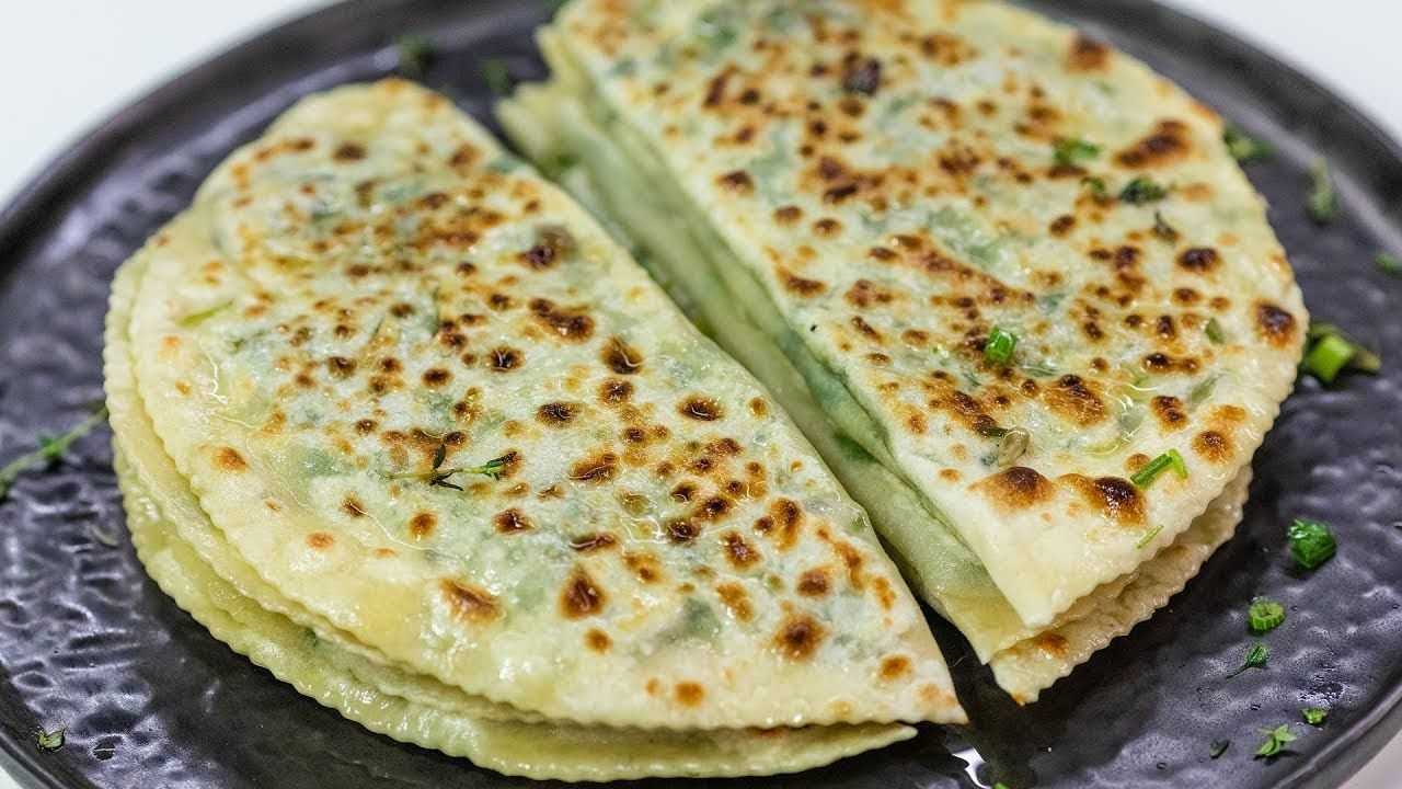 Как приготовить лепешки с луком и сыром