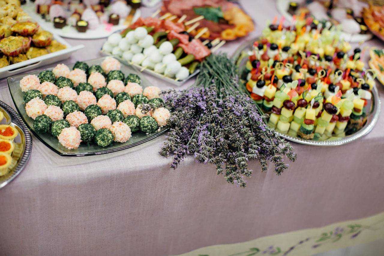 Горячие закуски на свадебный стол? – какие в [2022] вкусные (вторые) блюда подают