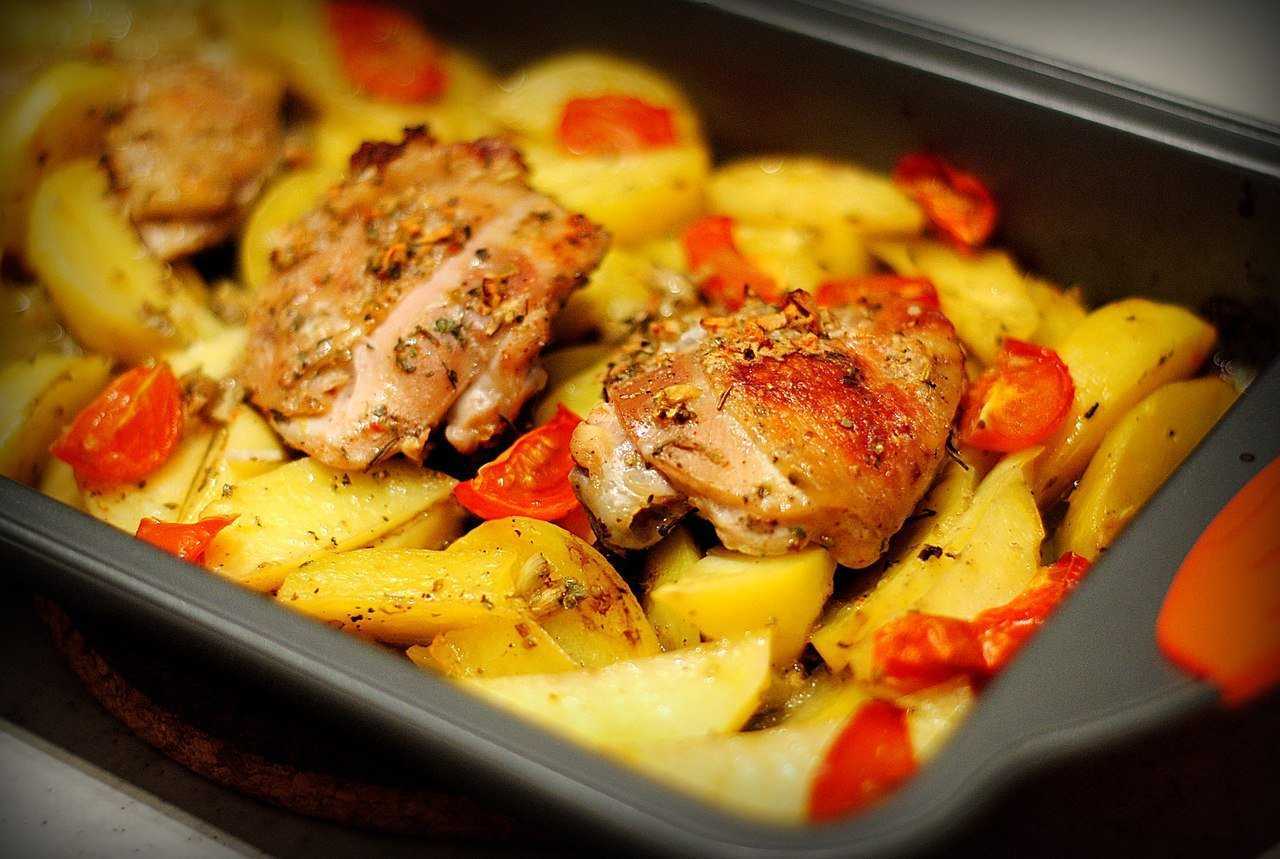 Какое блюдо приготовить в духовке. Курица с картошкой. Картофель с курицей. Курица с картошкой в духовк. Запеченная курица с картошкой в духовке.