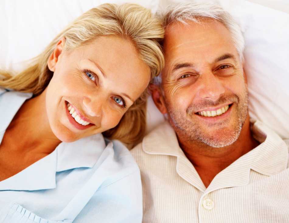 Отношения с мужчиной 65 лет. Взрослые мужчина и женщина. Счастливые мужчина и женщина. Мужчина и женщина в возрасте. Люди зрелого возраста.