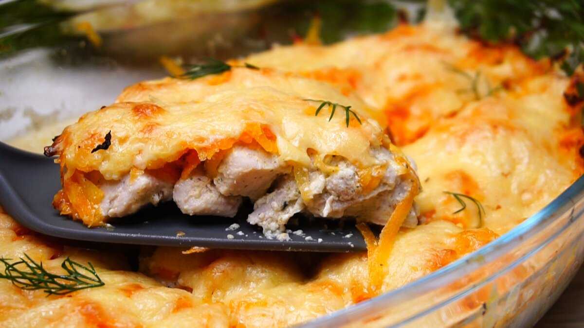Рецепт куриного мяса с картошкой. Мясо по французски. Курица под сыром в духовке. Курица запеченная с сыром. Запеченная курица с овощами под сыром.