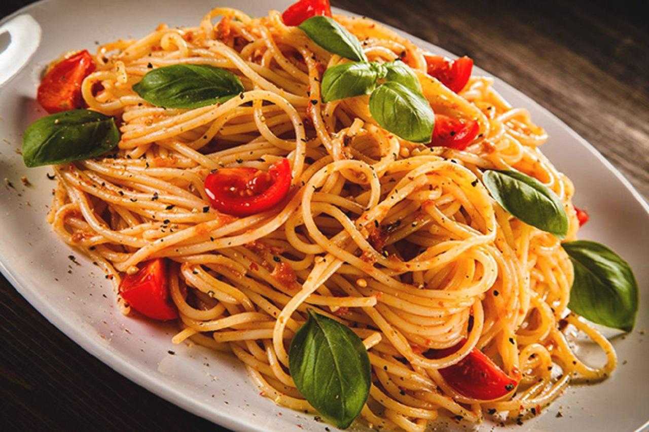 Как выглядит спагетти. Спагетти Милано. Итальянская паста с помидорами и базиликом. Паста лингвини карбонара. Итальянская паста с томатами и базиликом.