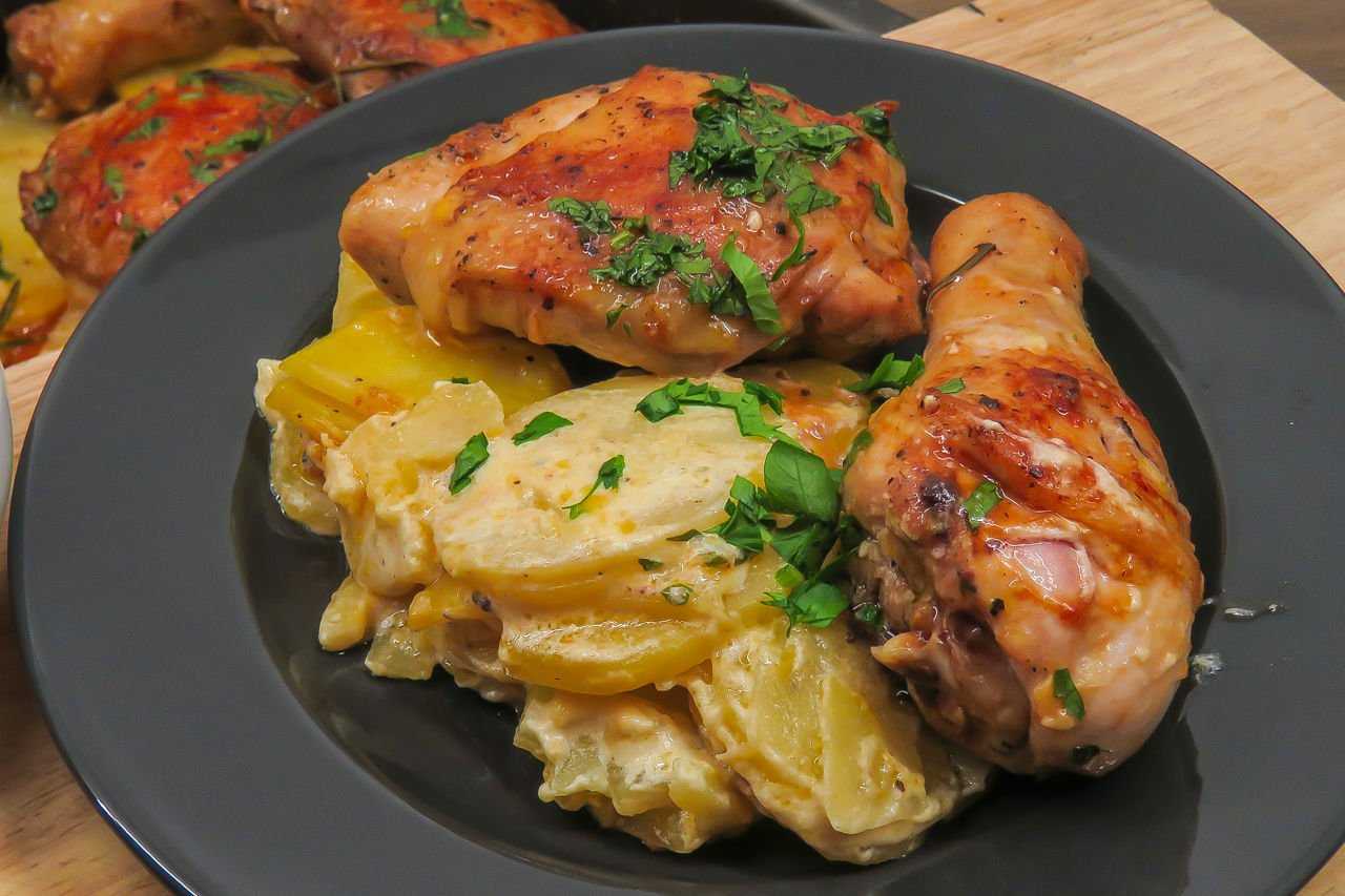 Что приготовить на ужин из голени. Курица с картошкой. Курица с картошкой в духовке. Запеченный картофель с курицей. Жареная курица с картошкой.