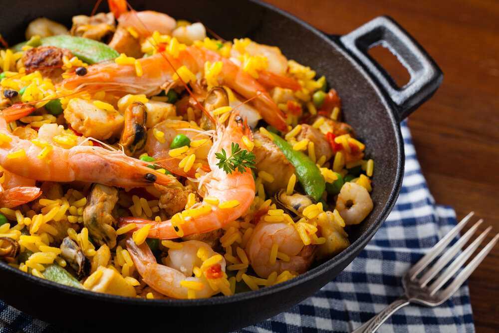 Паэлья с морепродуктами представляет собой кулинарный шедевр, соответствующий лучшим традициям испанской кухни Хозяйка, которая возьмет на вооружение его рецепт, не пожалеет, поскольку лакомство выйдет вкусным, питательным, им сможет насытиться вся семья