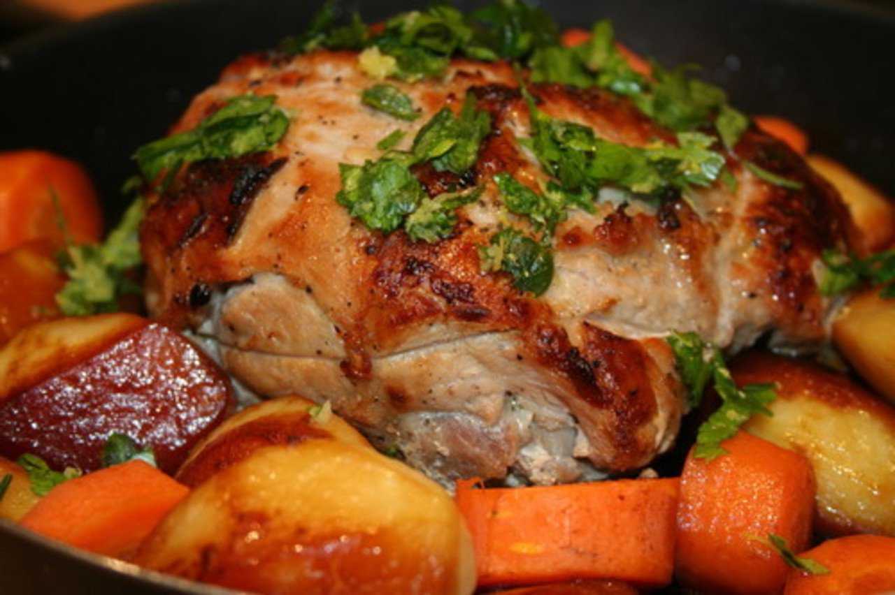 Язык с овощами в духовке. Блюда из свинины. Свинина в духовке. Свинина запеченная с овощами. Свинина запеченная с овощами в духовке.
