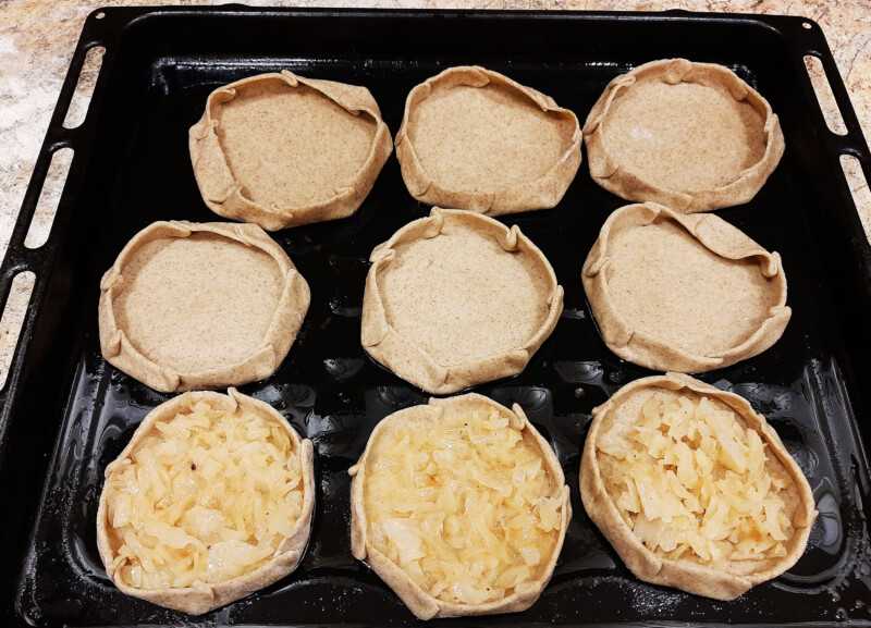 Пирожки с капустой и грибами в духовке: рецепт с тестом без дрожжей