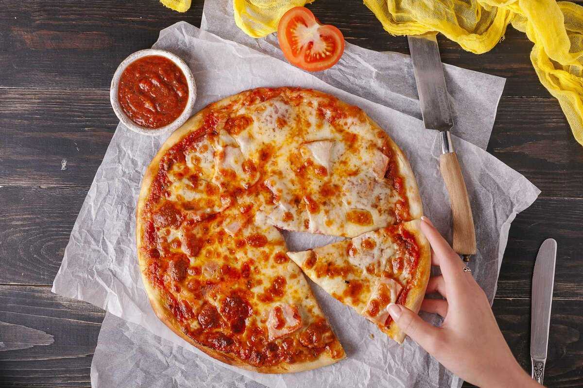 Простые начинки для пиццы. Начинка для пиццы. Пицца много начинки. Пицца без начинки. Простая пицца.