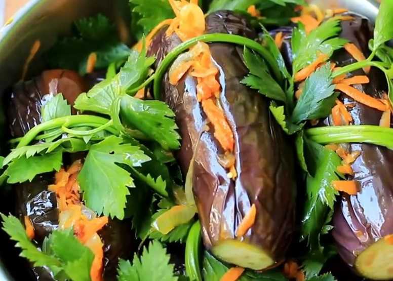 Соленые баклажаны под гнетом: с чесноком, морковью, зеленью